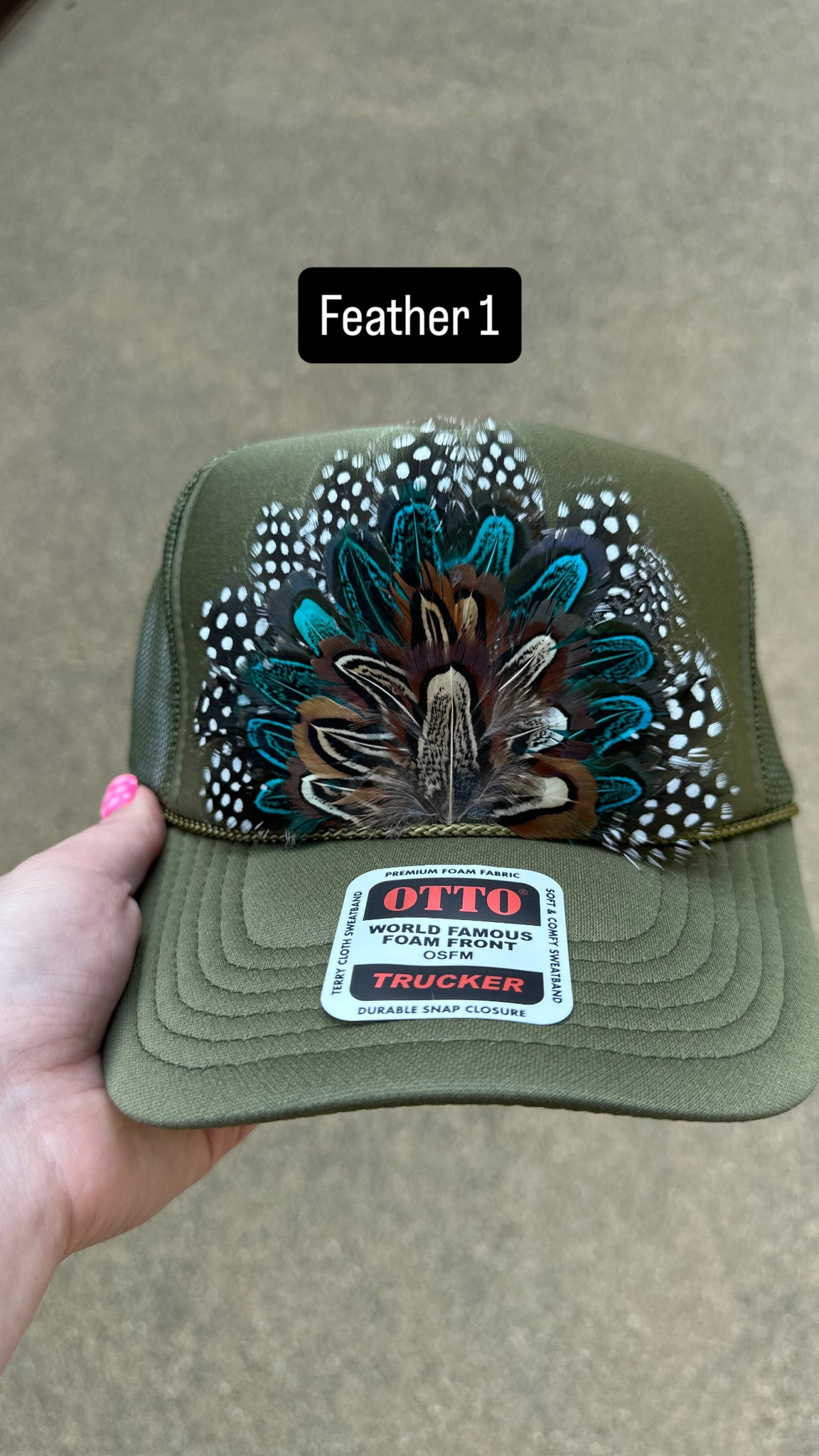 GREEN FEATHER TRUCKER HAT