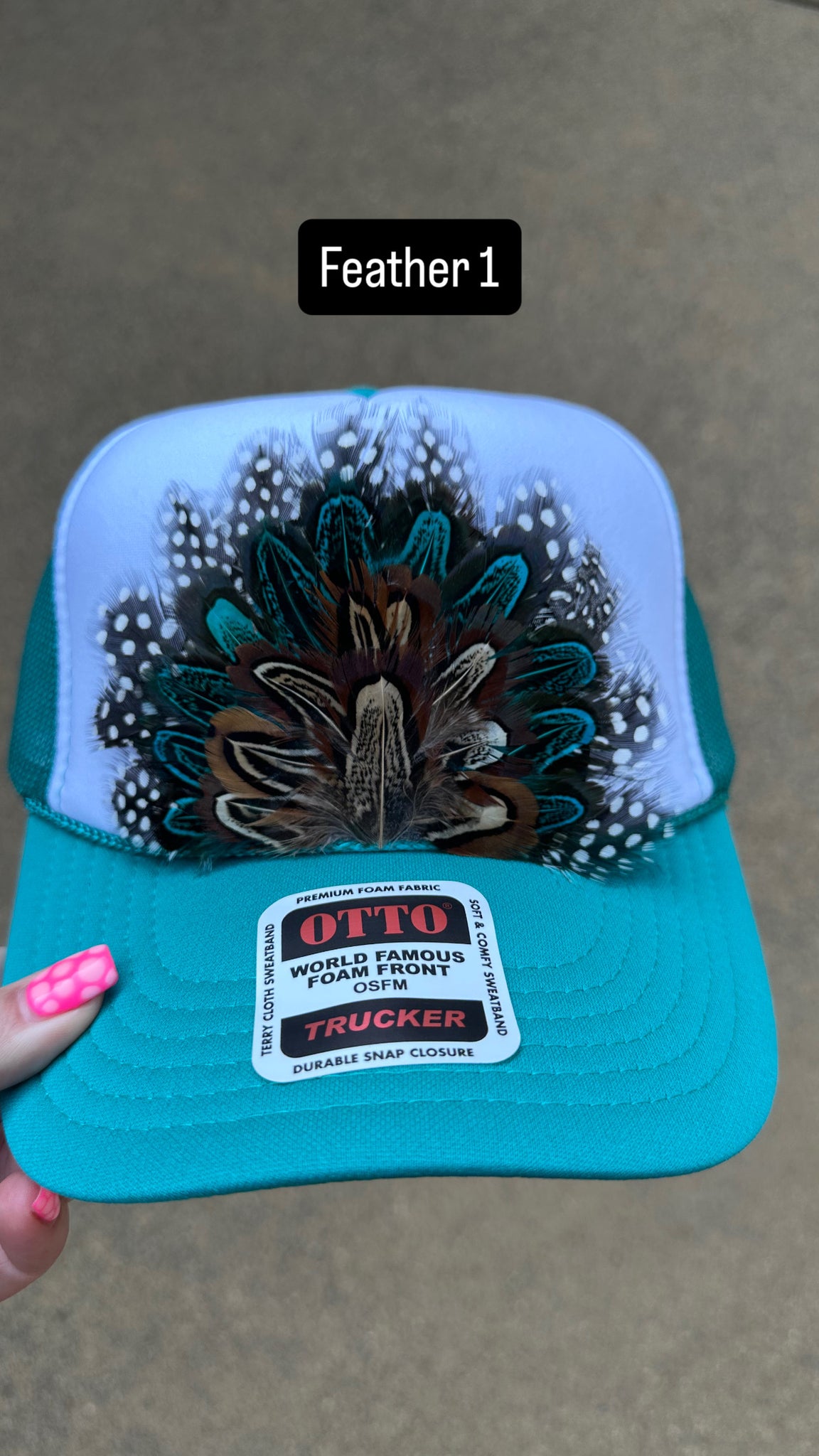 BLUE AND WHITE FEATHER TRUCK HAT